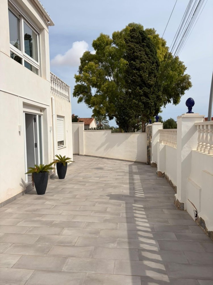 Villa a Torrevieja, Alicante, Spagna 4 camere da letto, 95 mq. N° 198371