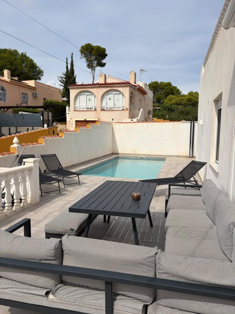 Villa a Torrevieja, Alicante, Spagna 4 camere da letto, 95 mq. N° 198371