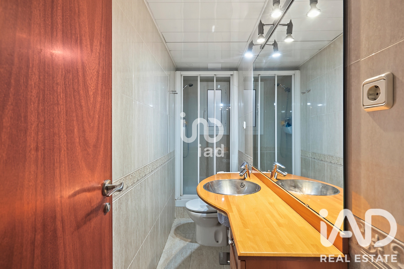 Apartment in Esplugues de Llobregat, Barcelona, Spain 4 bedrooms, 90 sq.m. No. 199584