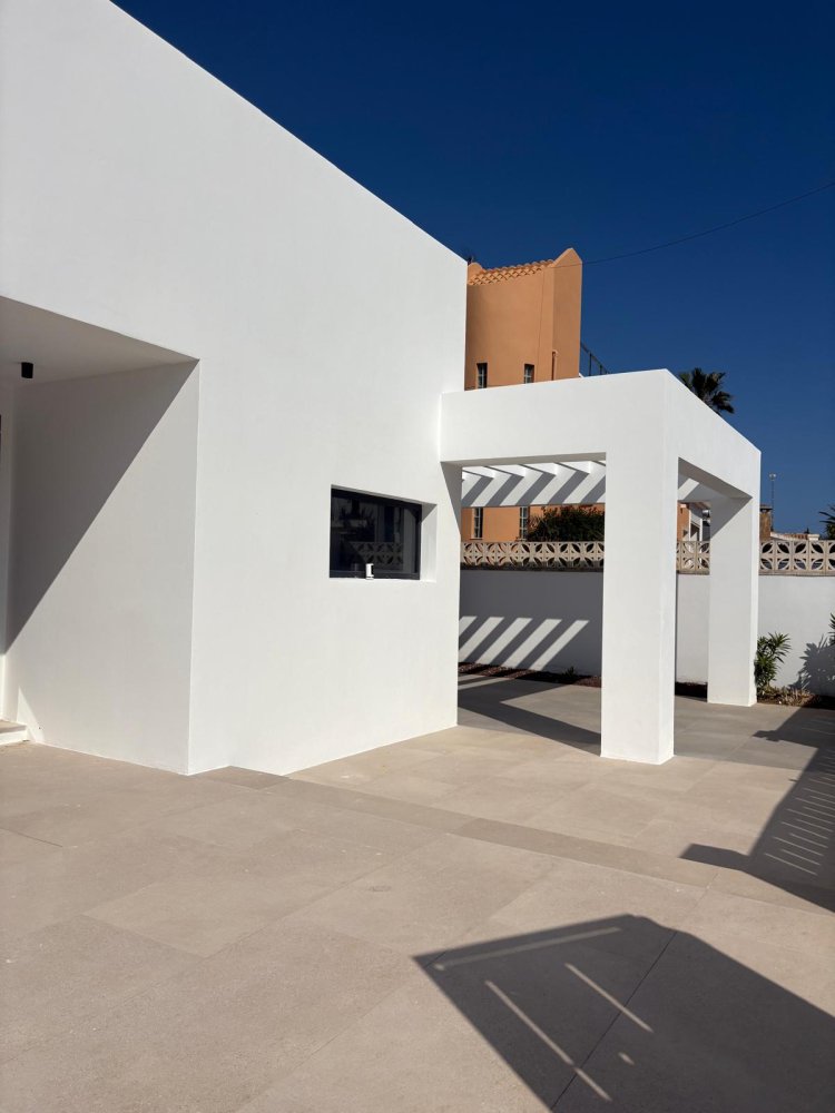 Villa a Denia, Alicante, Spagna 3 camere da letto, 150 mq. N° 198982