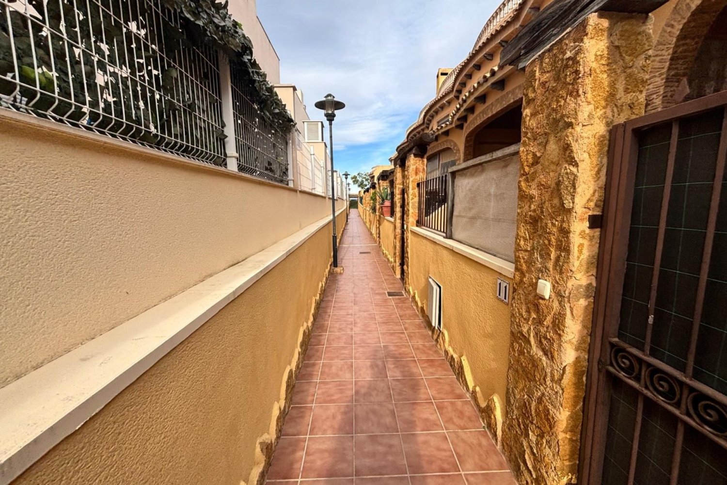 Villetta a schiera a Alicante, Spagna 5 camere da letto, 110 mq. N° 198298