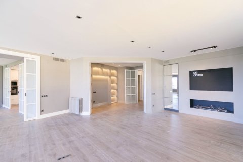 Dzīvoklis Barcelona, Spānijā 5 istabas,  Nr. 197059