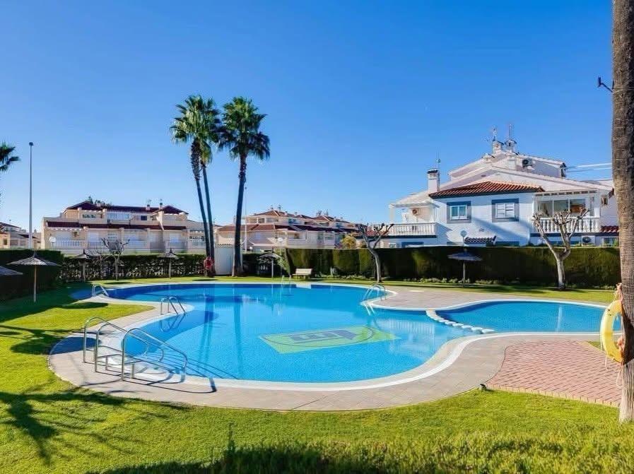 Bungalow in Alicante, Spain 2 bedrooms, 75 sq.m. No. 197046