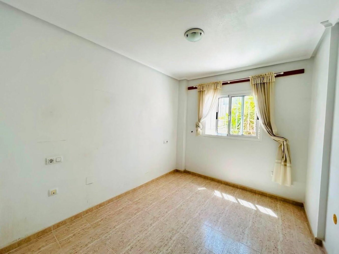 Bungalow in Alicante, Spain 2 bedrooms, 75 sq.m. No. 197046