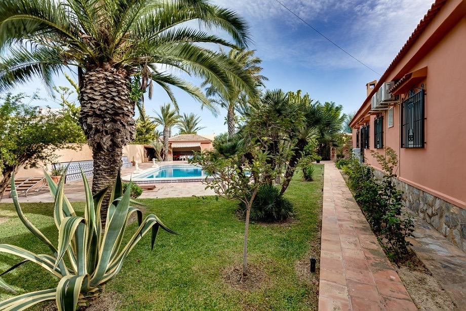 Villa in Torrevieja, Alicante, Spain 5 bedrooms, 558 sq.m. No. 199940