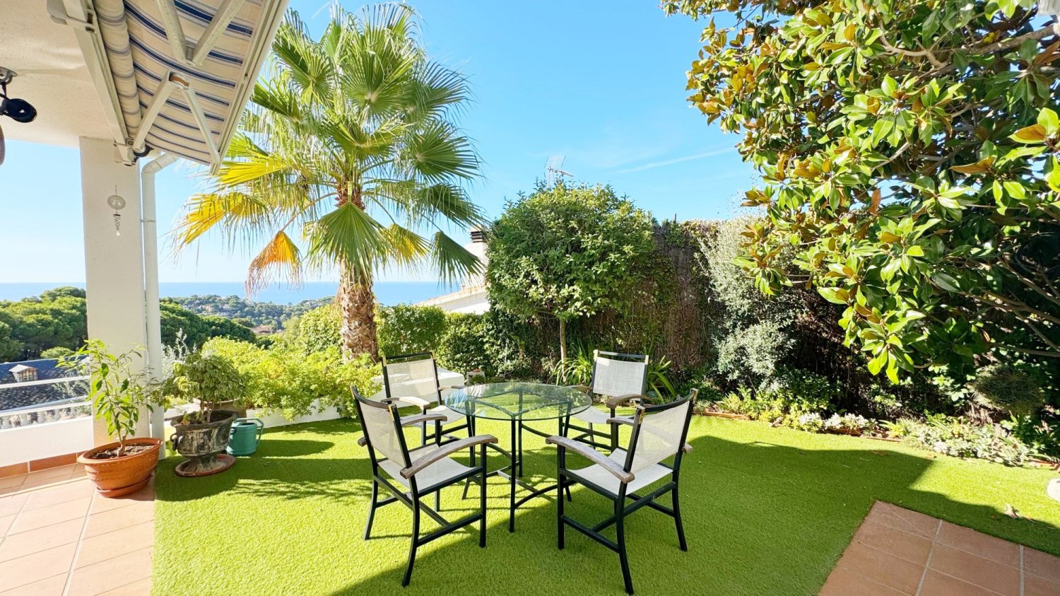 Villa in Lloret de Mar, Girona, Spain 5 bedrooms, 239 sq.m. No. 198792