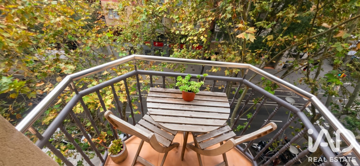 Apartment in Barcelona, Spain 4 bedrooms, 111 sq.m. No. 199565