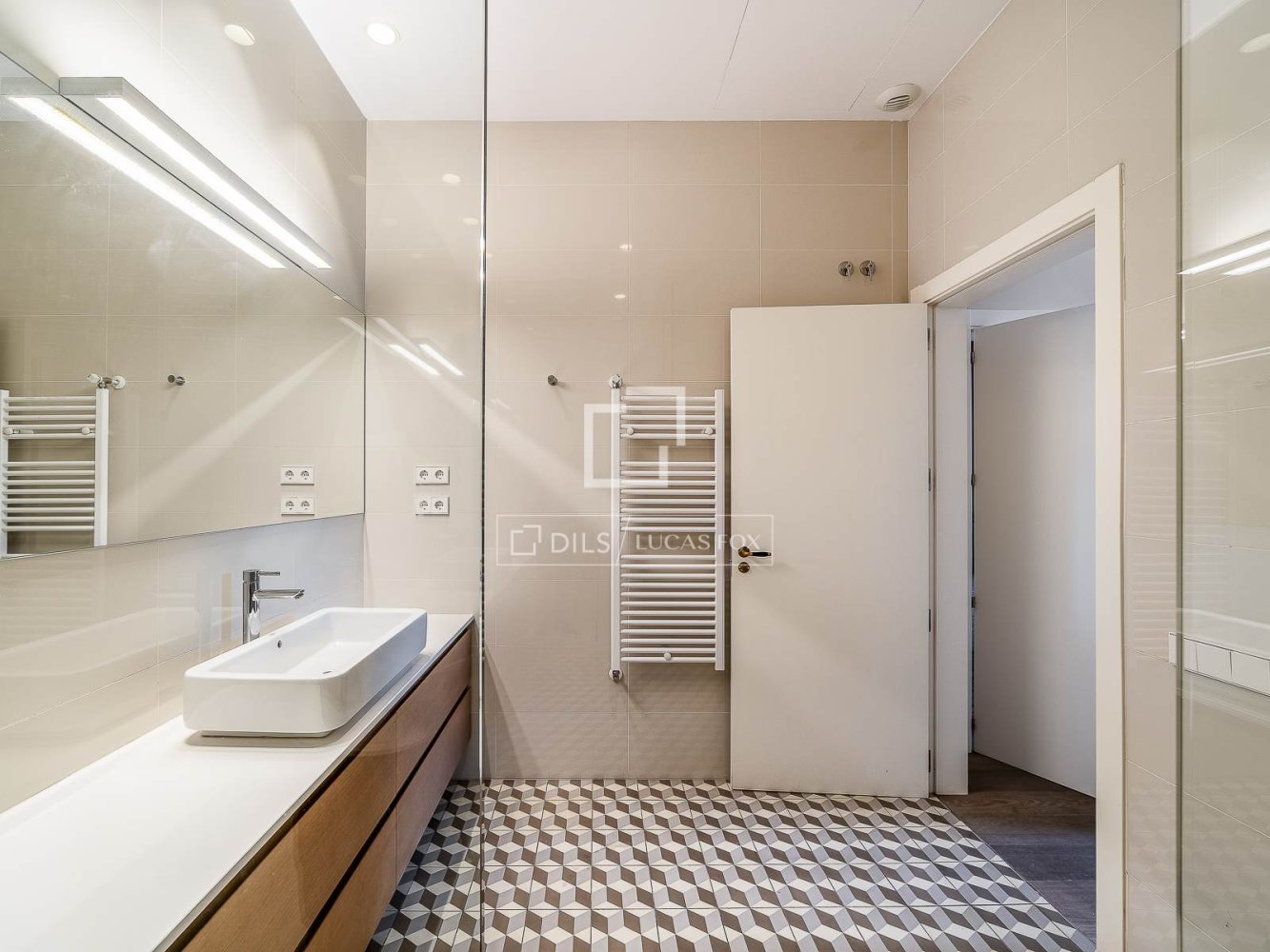 Apartment à Barcelona, Espagne 3 chambres, 140 m2 No. 199158