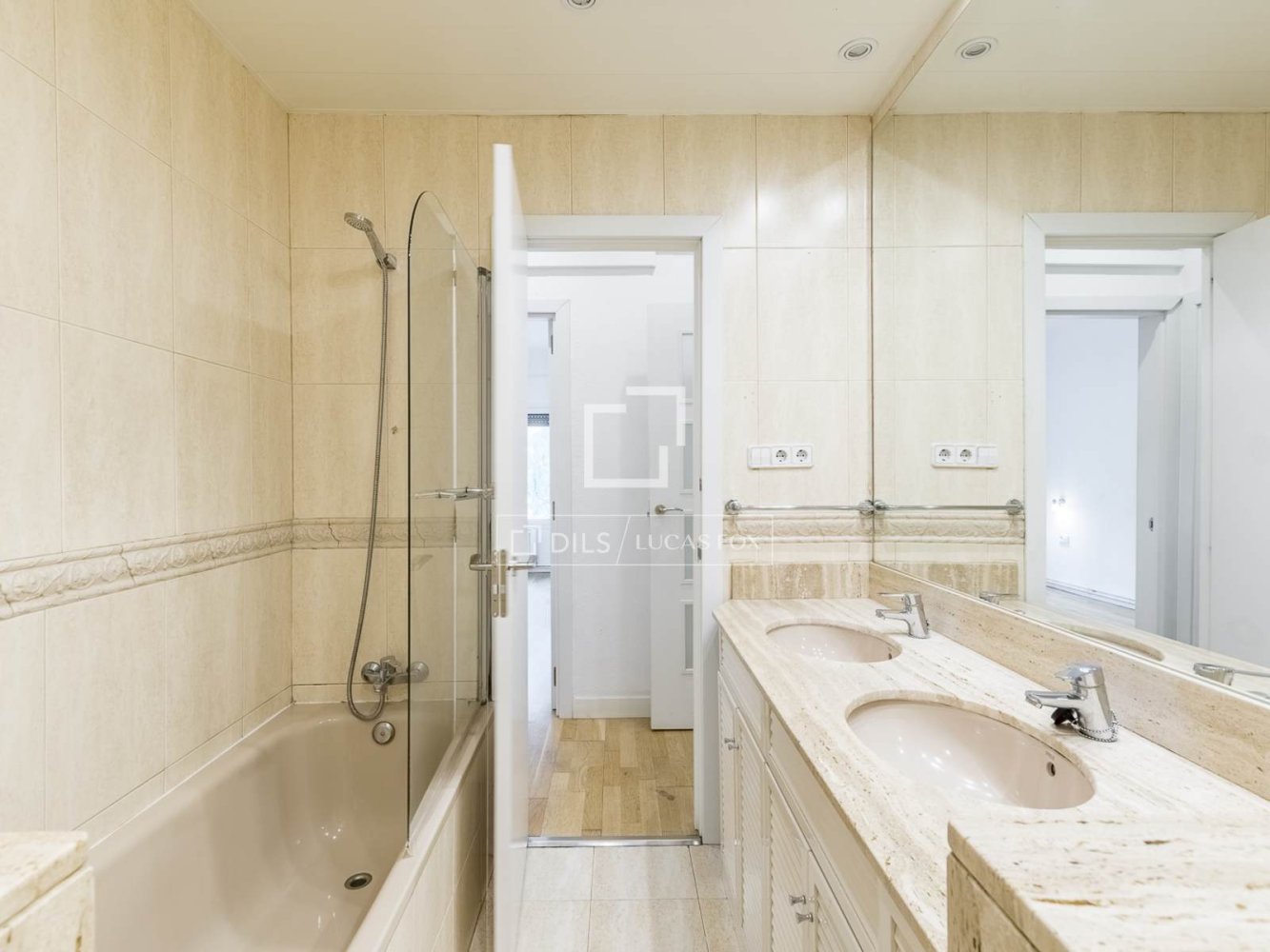 Apartamento en Barcelona, España 4 dormitorios, 138 m2 No. 200002