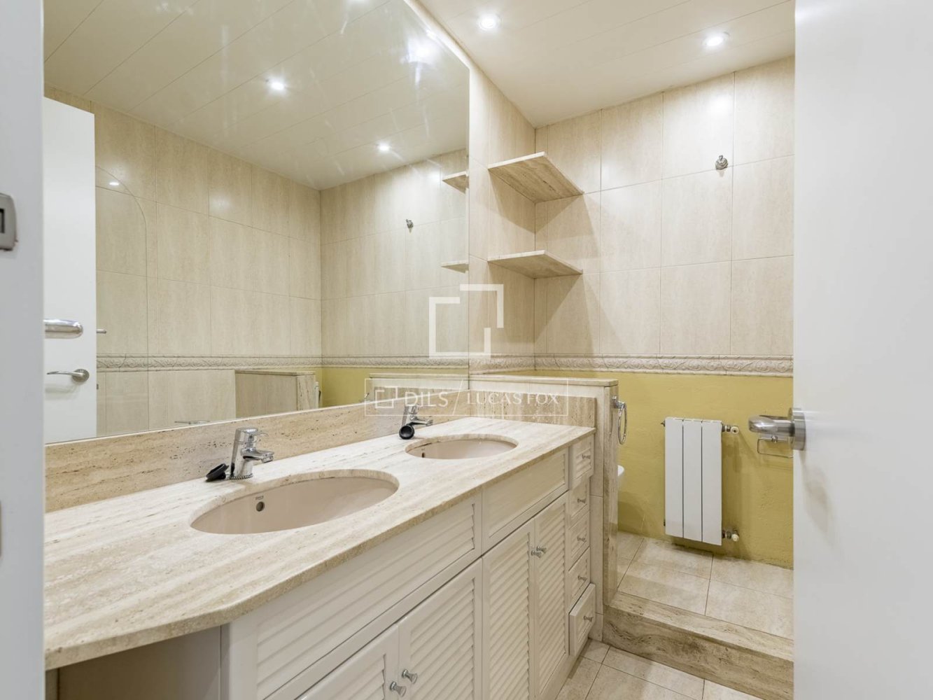 Apartamento en Barcelona, España 4 dormitorios, 138 m2 No. 200002