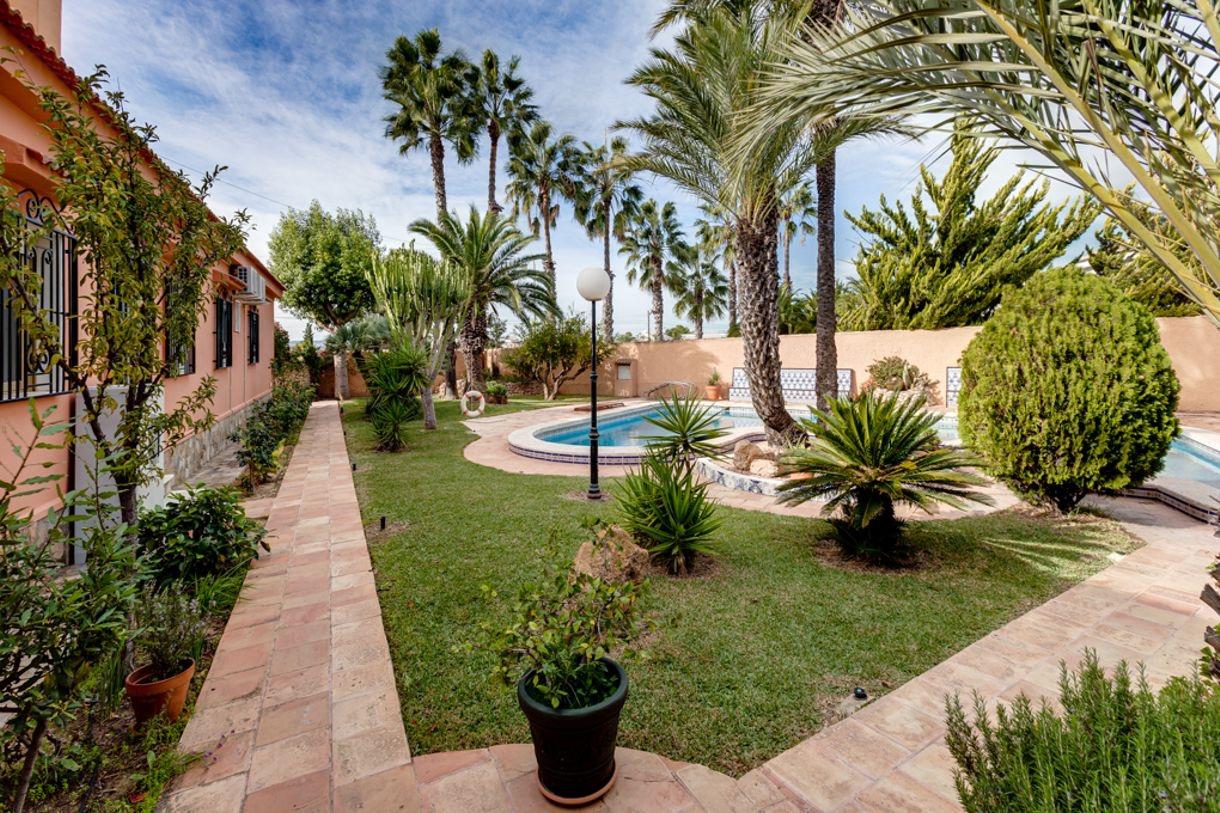 Villa in Torrevieja, Alicante, Spain 5 bedrooms, 558 sq.m. No. 199939