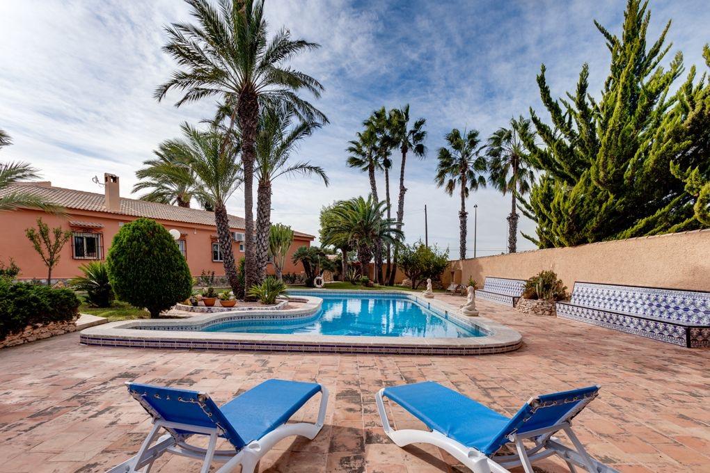 Villa in Torrevieja, Alicante, Spain 5 bedrooms, 558 sq.m. No. 199939