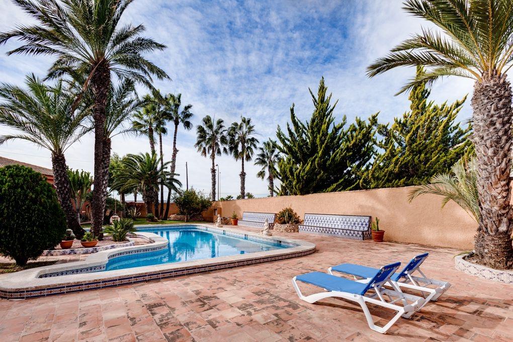 Villa in Torrevieja, Alicante, Spain 5 bedrooms, 558 sq.m. No. 199939