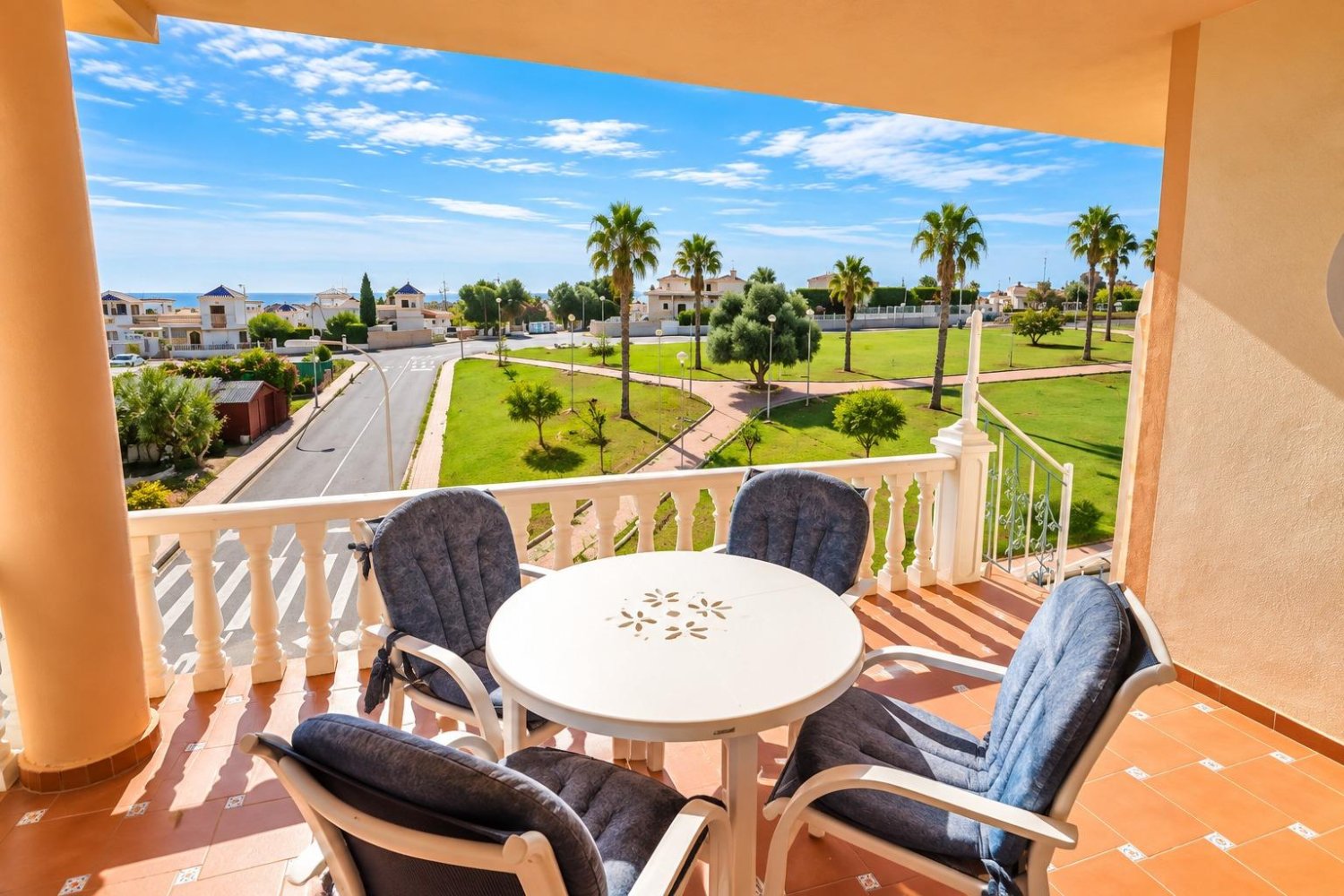 Apartamento en Torrevieja, Alicante, España 2 dormitorios, 75 m2 No. 198035