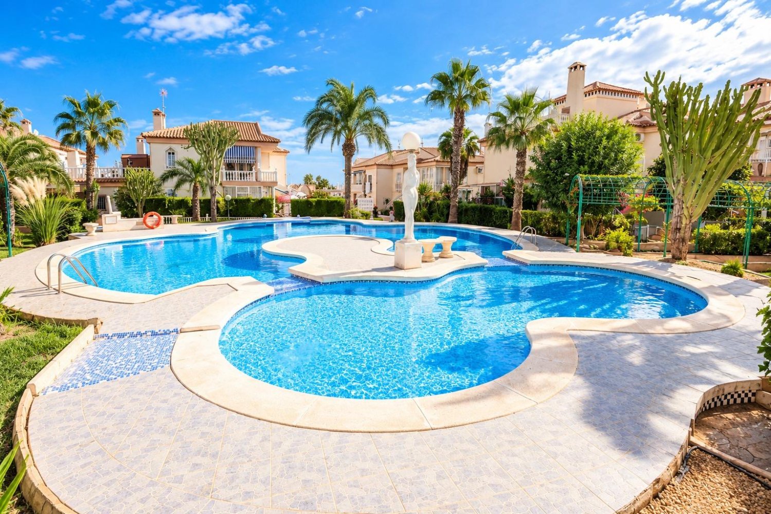 Apartamento en Torrevieja, Alicante, España 2 dormitorios, 75 m2 No. 198035
