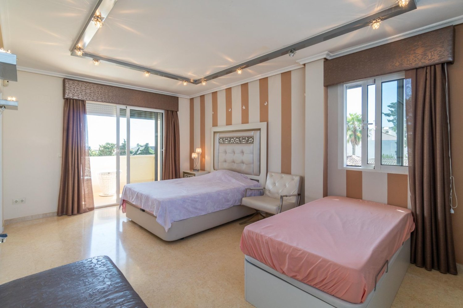 Villa a Torrevieja, Alicante, Spagna 5 camere da letto, 419 mq. N° 198281