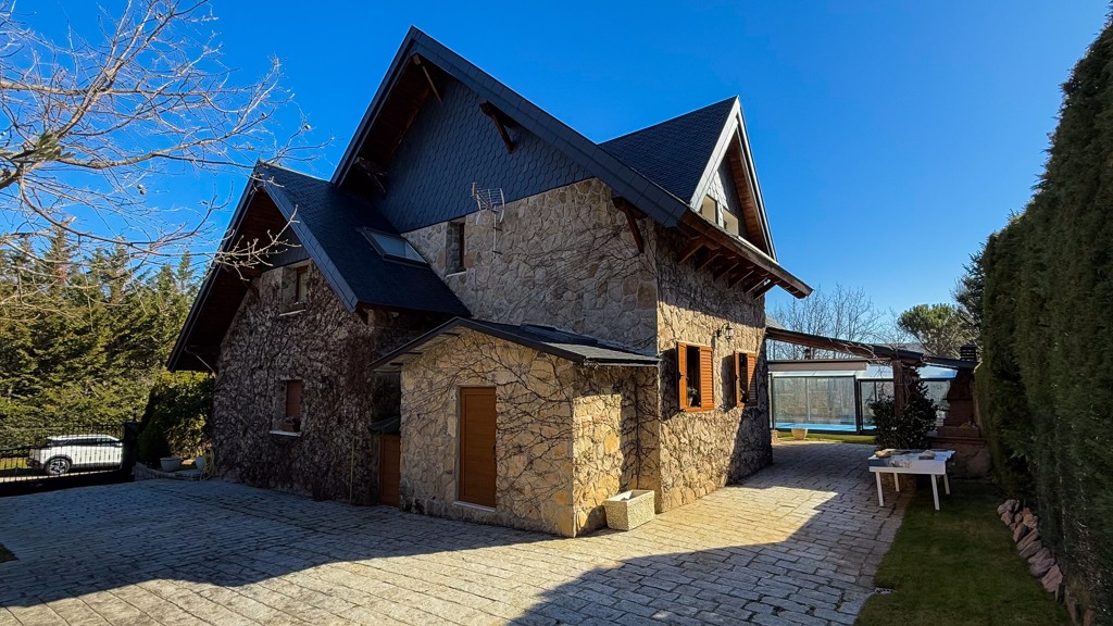 Villa a Navacerrada, Madrid, Spagna 4 camere da letto, 250 mq. N° 107810