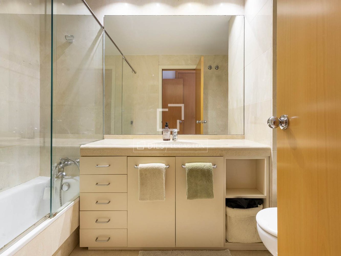 Apartment à Barcelona, Espagne 4 chambres, 110 m2 No. 200012