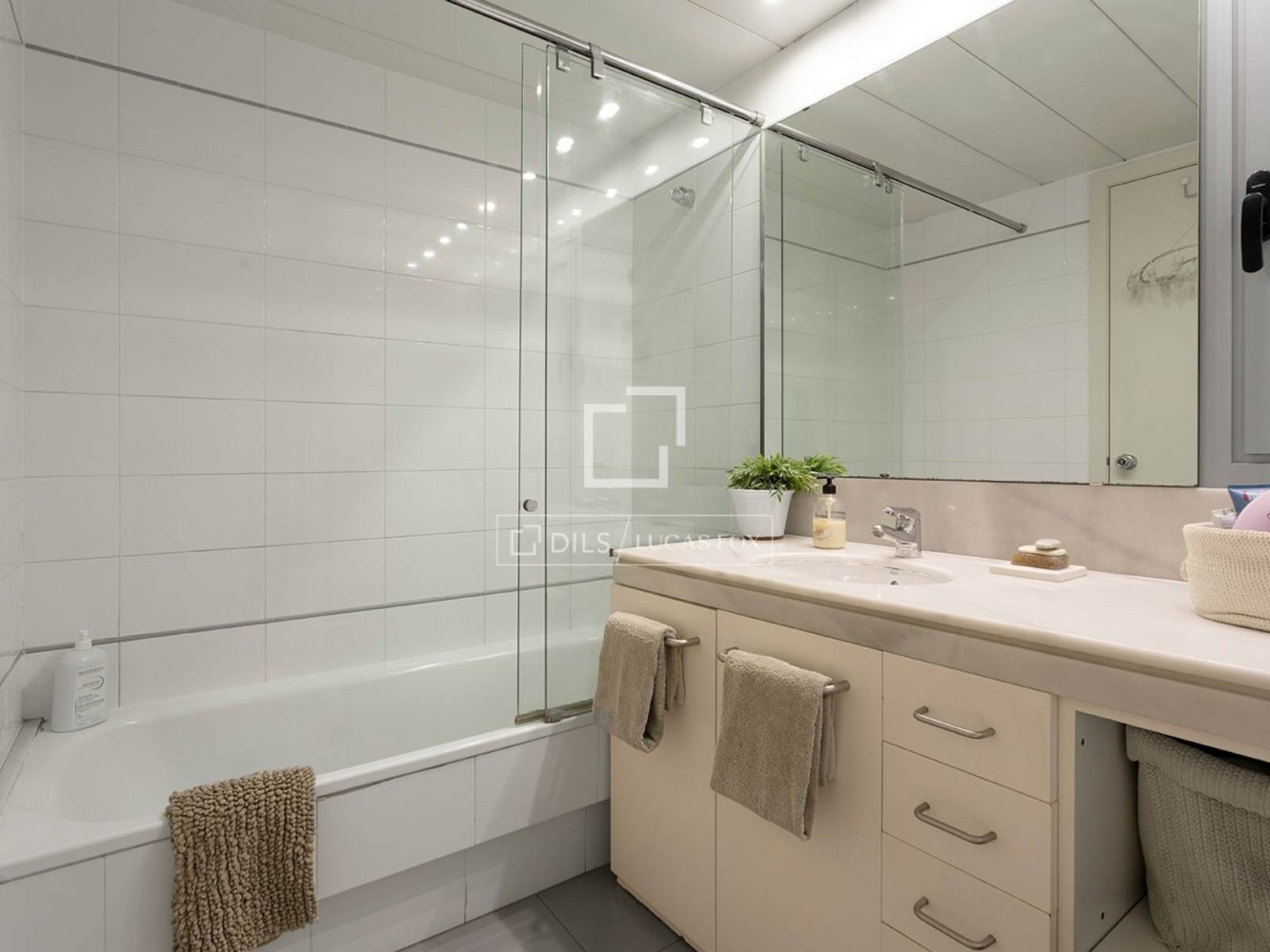 Apartment à Barcelona, Espagne 4 chambres, 110 m2 No. 200012