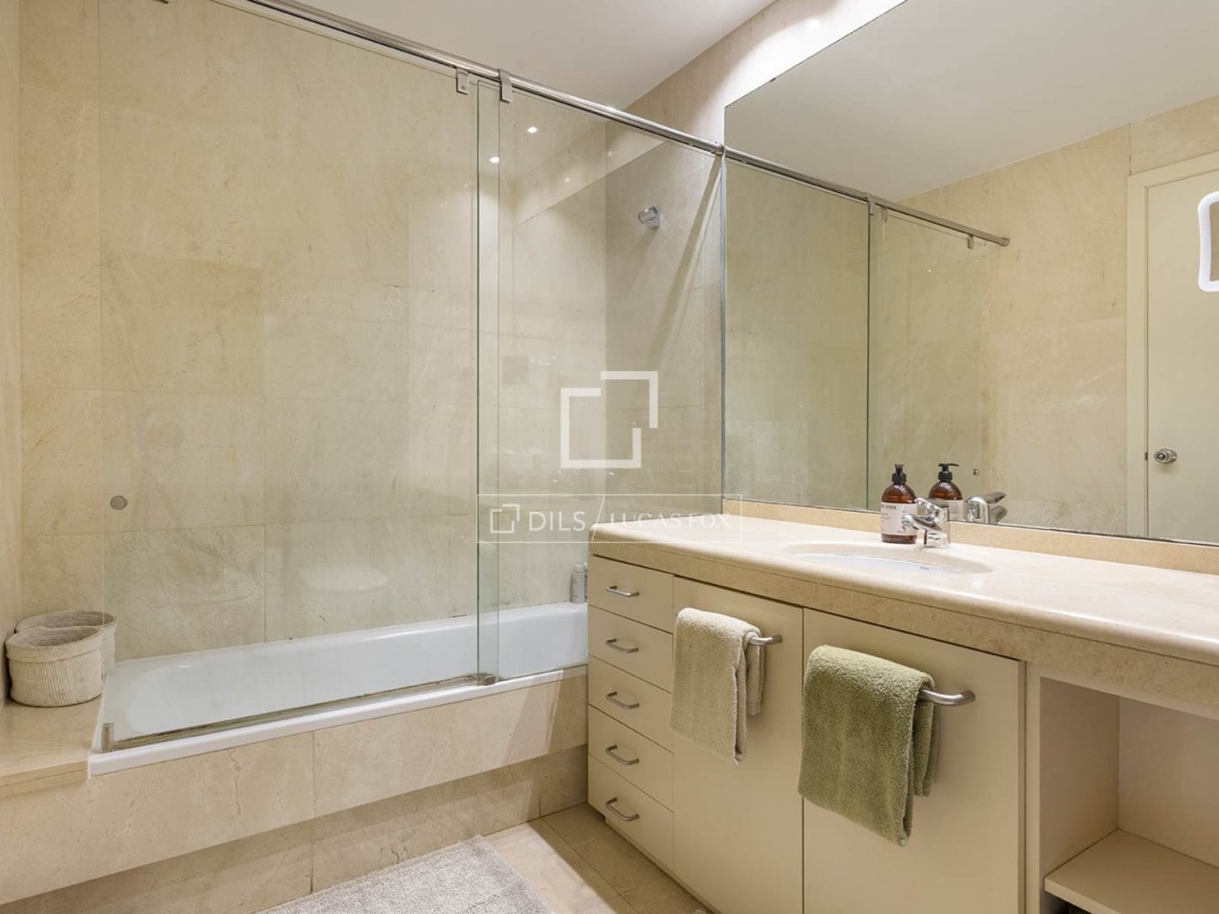Apartment à Barcelona, Espagne 4 chambres, 110 m2 No. 200012