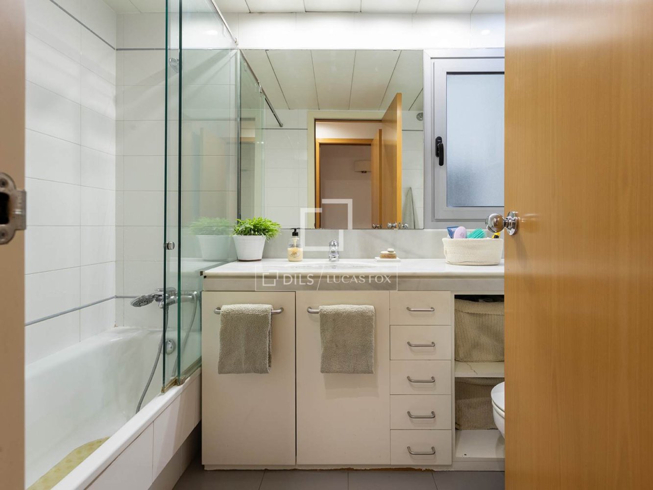 Apartment à Barcelona, Espagne 4 chambres, 110 m2 No. 200012