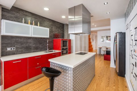 Apartment à Barcelona, Espagne 4 chambres, 140 m2 No. 196839