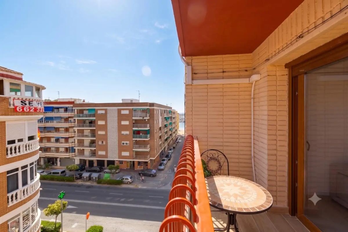 Appartamento a Torrevieja, Alicante, Spagna 3 camere da letto, 90 mq. N° 196965