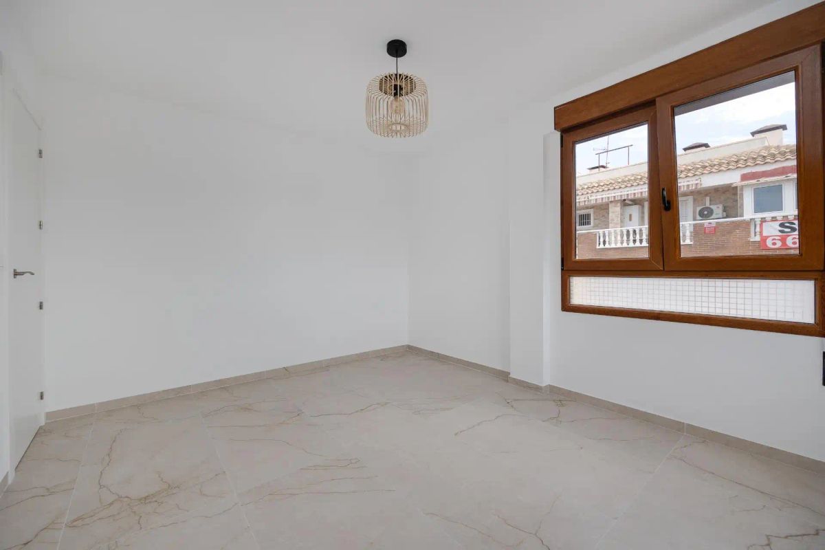 Appartamento a Torrevieja, Alicante, Spagna 3 camere da letto, 90 mq. N° 196965