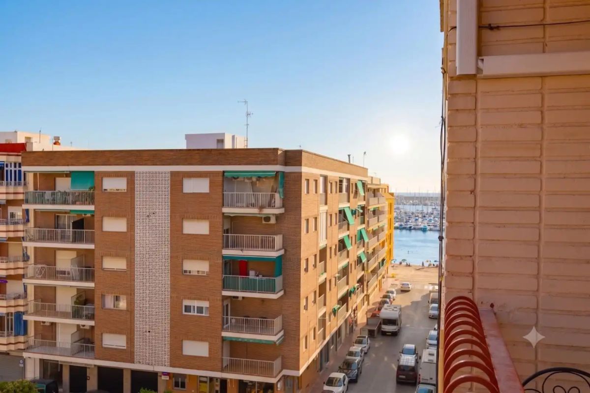Appartamento a Torrevieja, Alicante, Spagna 3 camere da letto, 90 mq. N° 196965