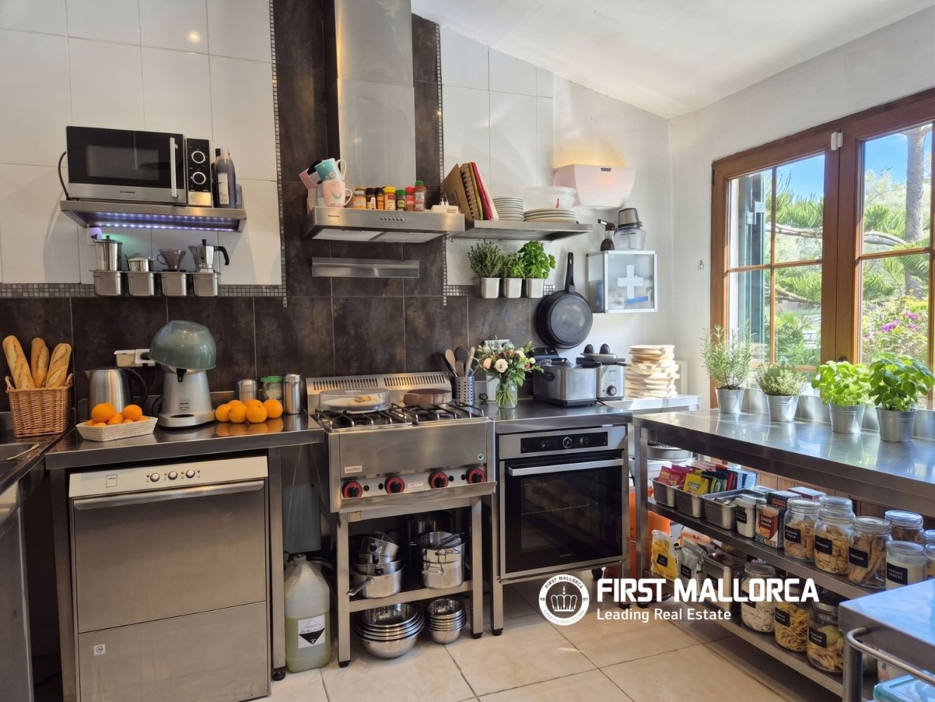 Commercial property in Bunyola, Mallorca, Spain 3 bedrooms, 227 sq.m. No. 199222