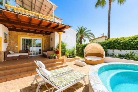 Villa a Denia, Alicante, Spagna 4 camere da letto, 125 mq. N° 198208