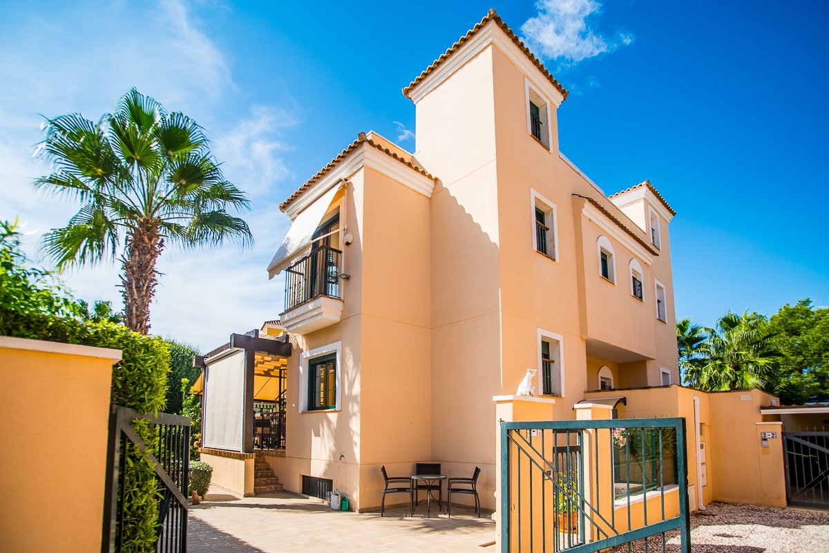 Villa à Torrevieja, Alicante, Espagne 4 chambres, 135 m2 No. 199184