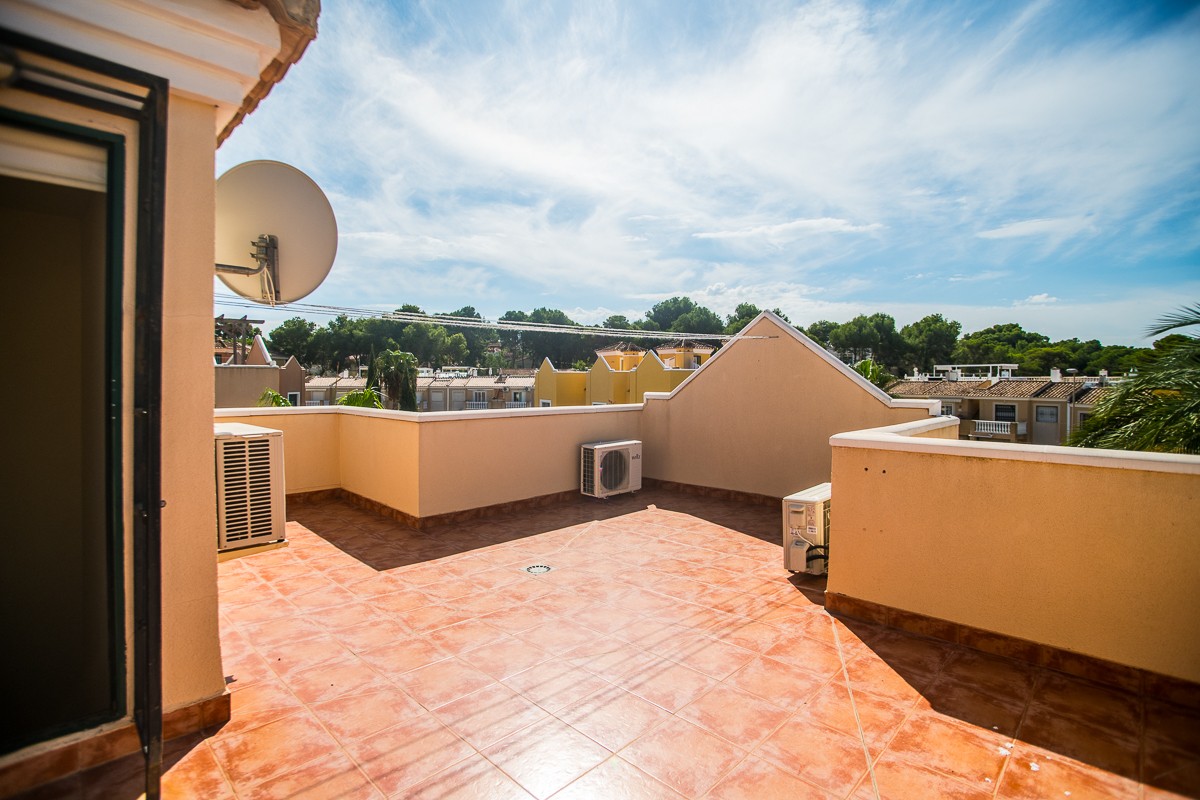 Villa à Torrevieja, Alicante, Espagne 4 chambres, 135 m2 No. 199184