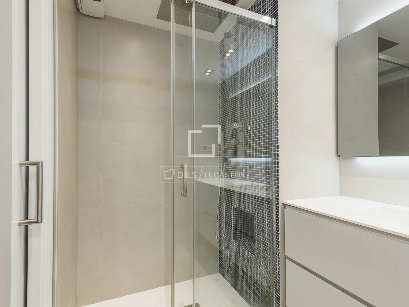 Apartment in Barcelona, Spain 4 bedrooms, 157 sq.m. No. 199176