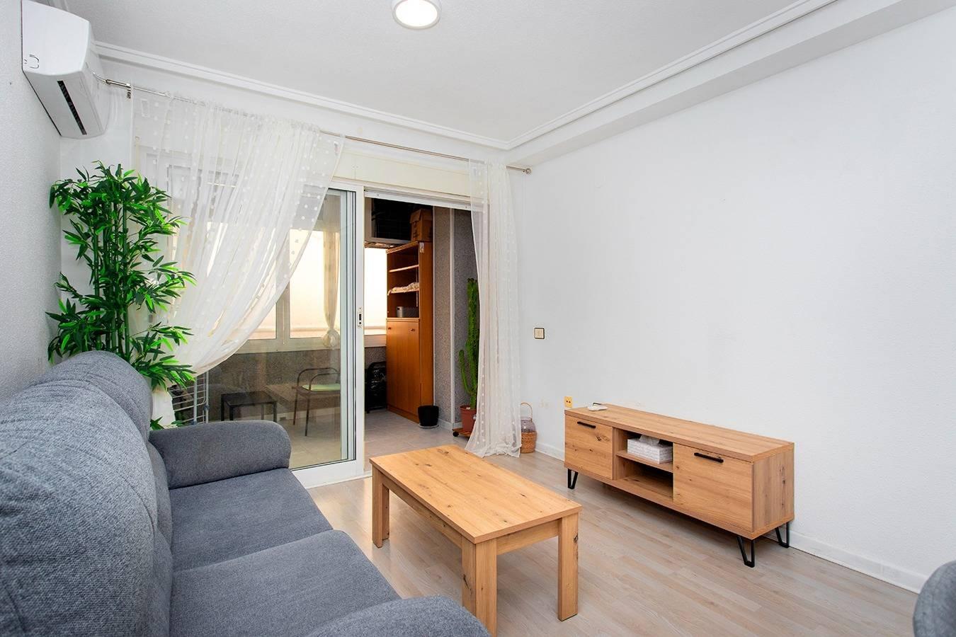 Apartment in Torrevieja, Alicante, Spain 2 bedrooms, 80 sq.m. No. 198092