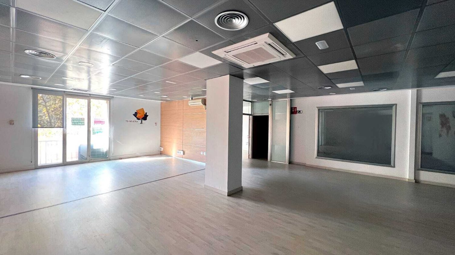Commercial property in Eixample, Barcelona, Spain 322 sq.m. No. 133365