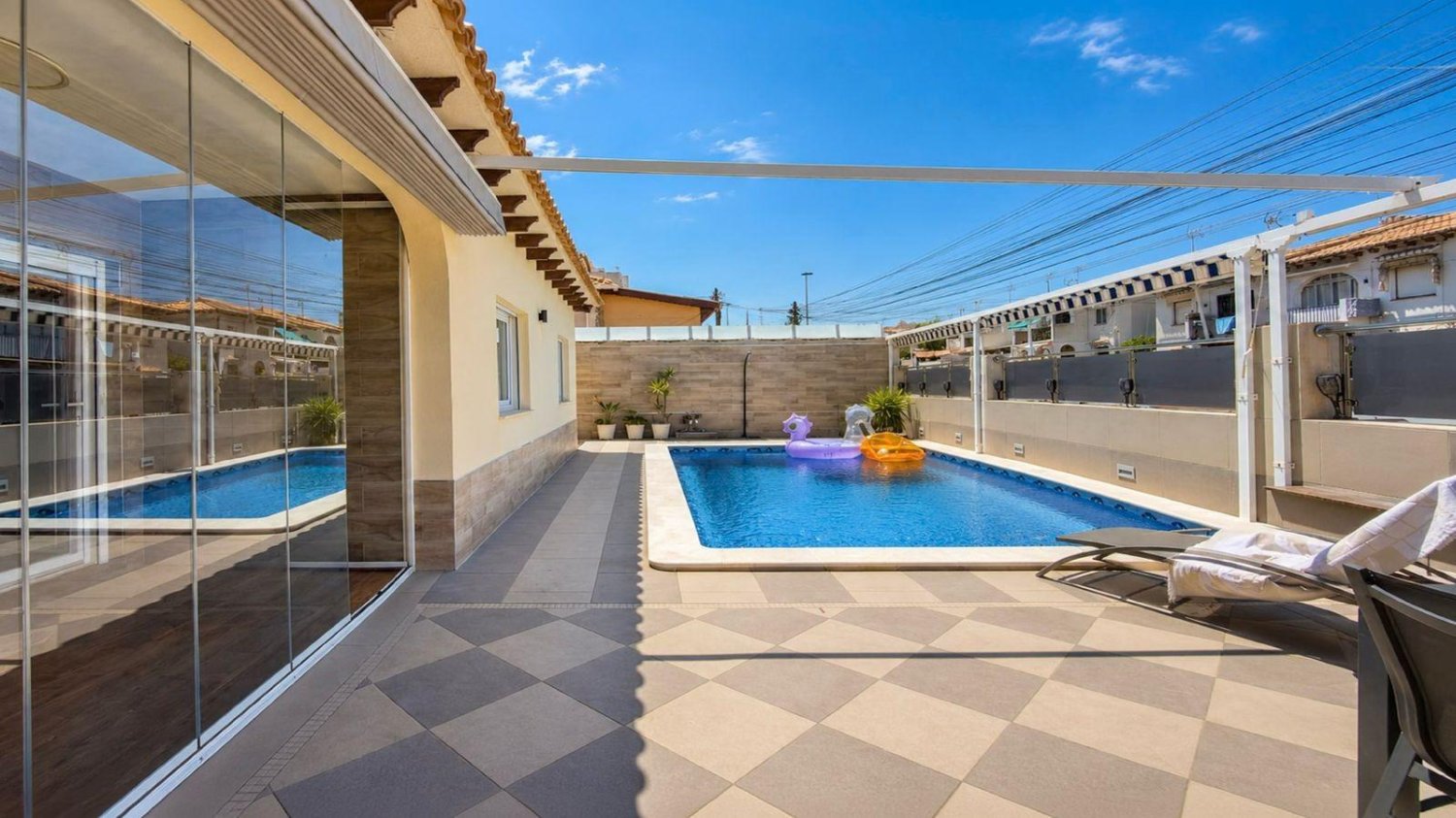 Hus i Los Balcones, Alicante, Spanien 5 sovrum, 240 kvm. Nr. 197035