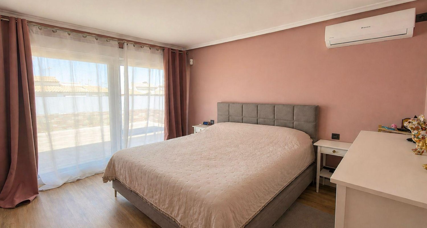 Hus i Los Balcones, Alicante, Spanien 5 sovrum, 240 kvm. Nr. 197035