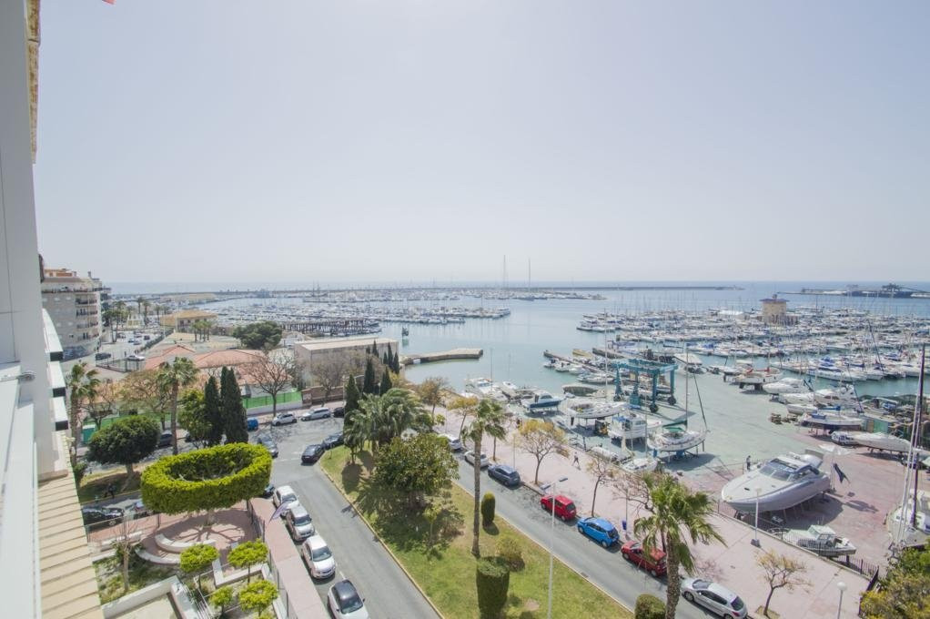 Apartment in Torrevieja, Alicante, Spain 3 bedrooms, 150 sq.m. No. 199337