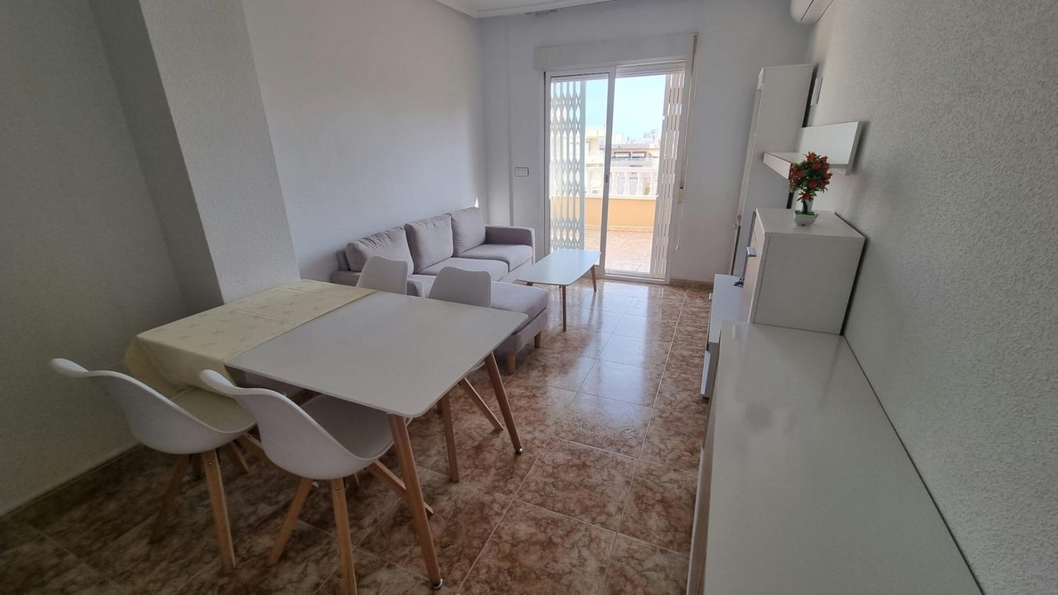 Apartamento en Torrevieja, Alicante, España 2 dormitorios, 65 m2 No. 198990
