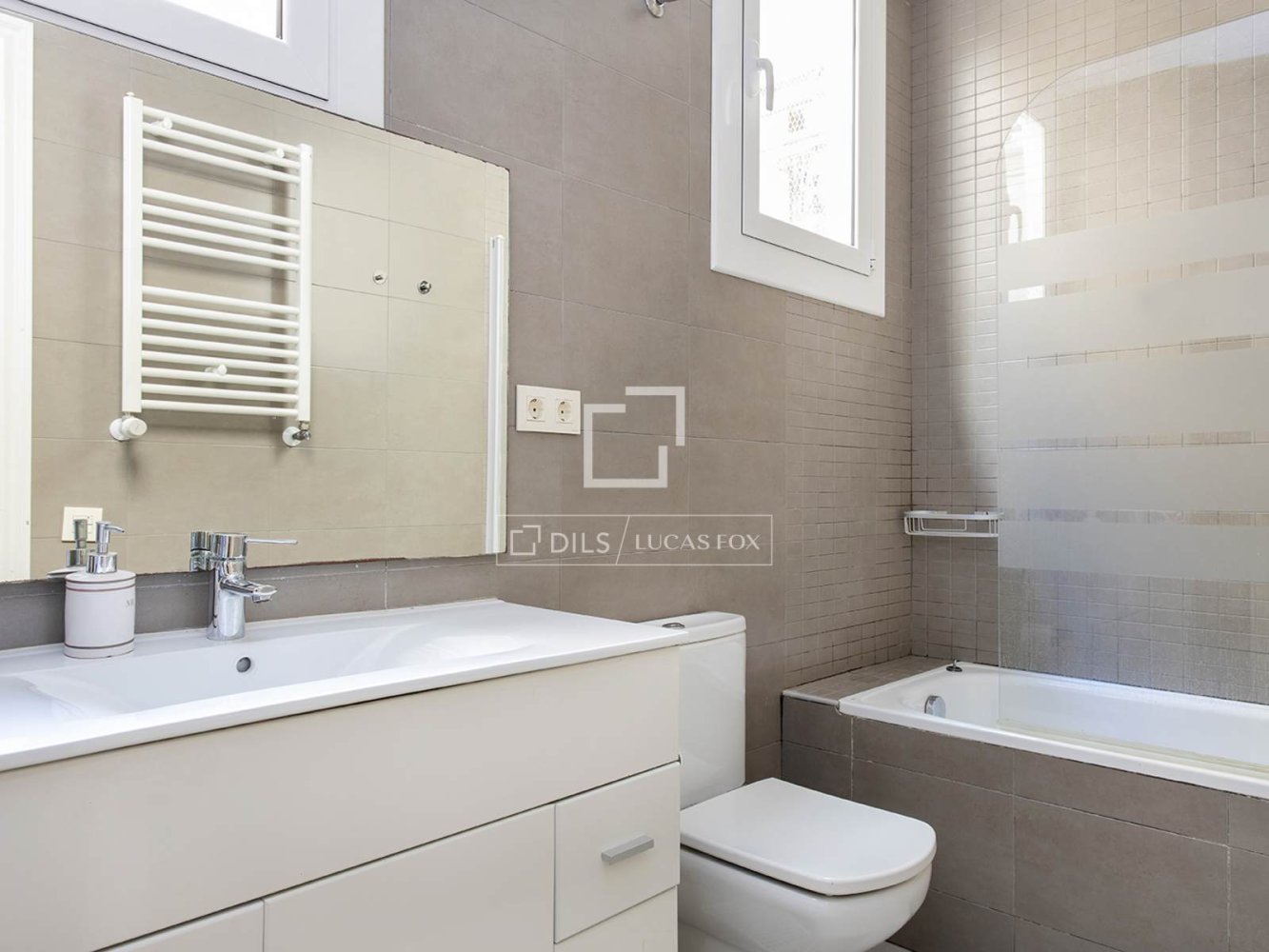 Apartment à Barcelona, Espagne 4 chambres, 121 m2 No. 199161