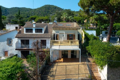 Villa in Premia De Dalt, Barcelona, Spain 4 bedrooms, 279 sq.m. No. 197598