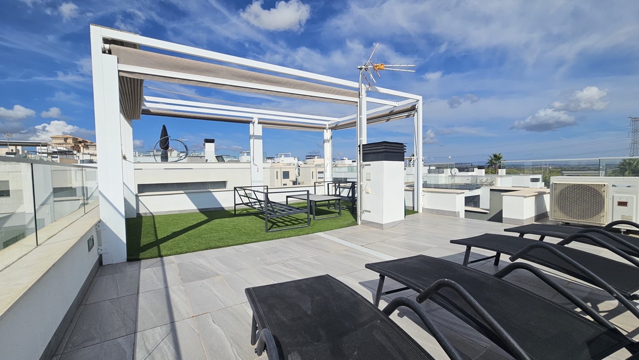 Villa a Villamartin, Alicante, Spagna 6 camere da letto, 208 mq. N° 198317