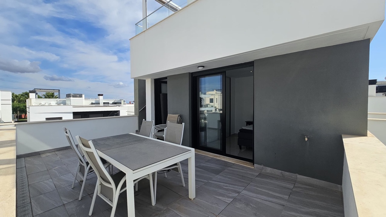 Villa a Villamartin, Alicante, Spagna 6 camere da letto, 208 mq. N° 198317