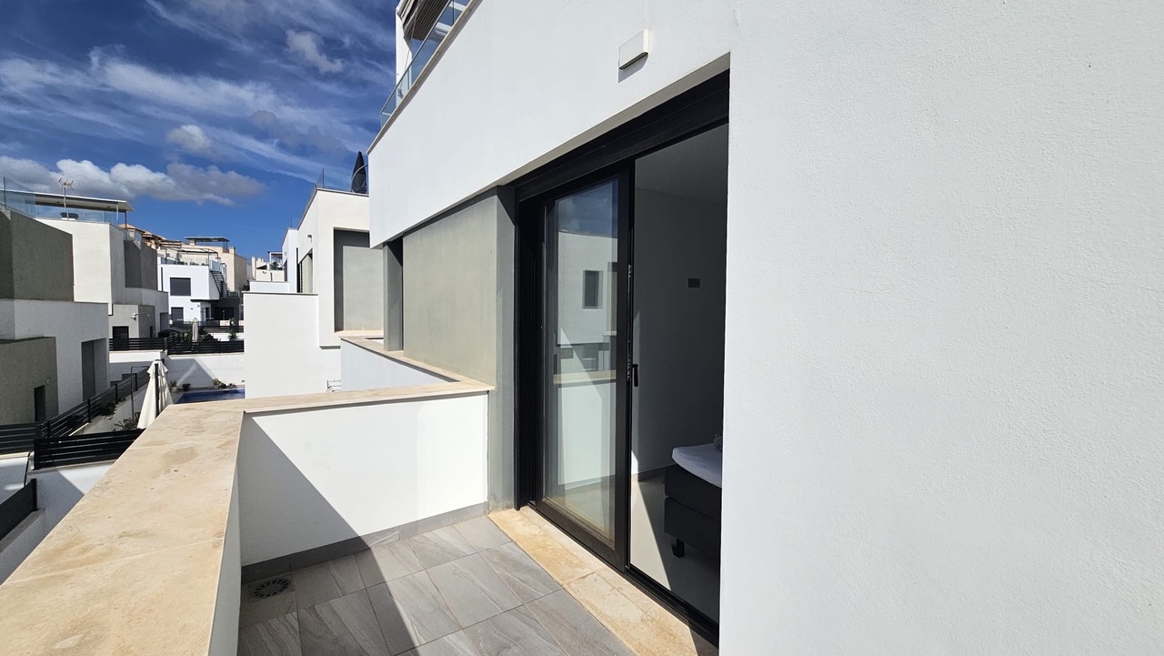 Villa a Villamartin, Alicante, Spagna 6 camere da letto, 208 mq. N° 198317