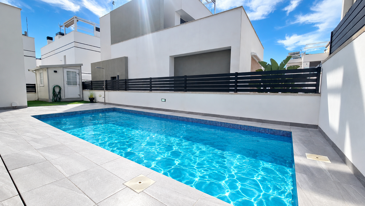 Villa a Villamartin, Alicante, Spagna 6 camere da letto, 208 mq. N° 198317