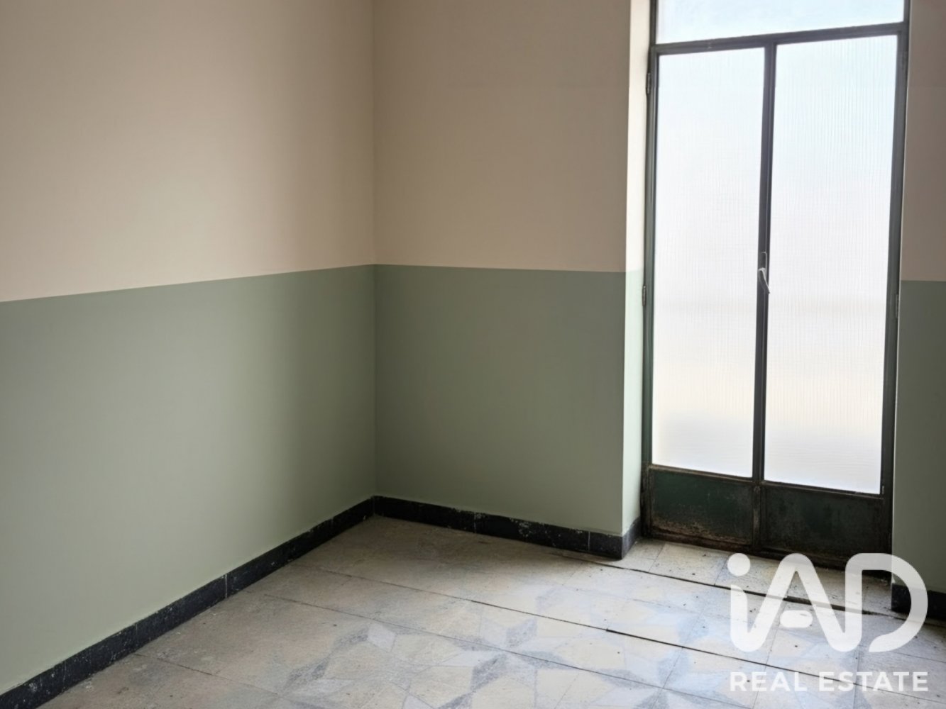 Commercial property in Alginet, Valencia, Spain 356 sq.m. No. 198671