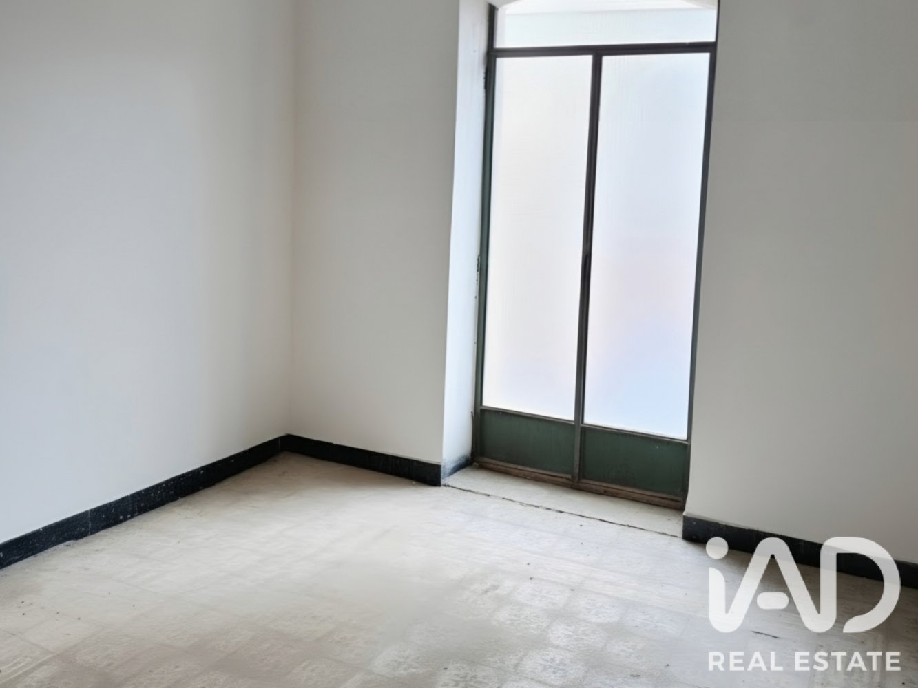 Commercial property in Alginet, Valencia, Spain 356 sq.m. No. 198671