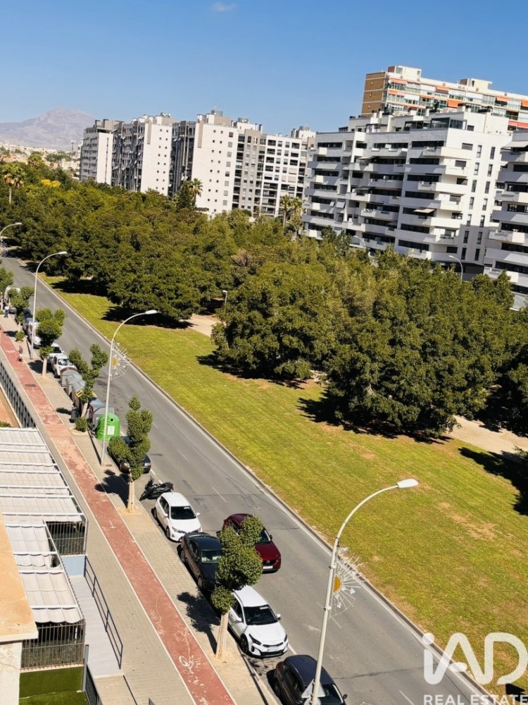Apartment in Alicante, Spain 4 bedrooms, 100 sq.m. No. 198619