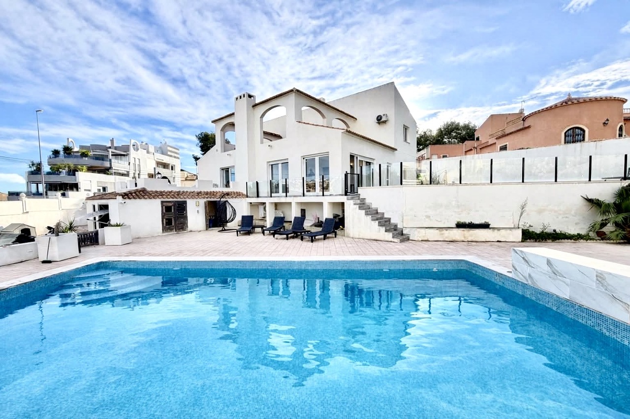 Villa en Villamartin, Alicante, España 6 dormitorios, 218 m2 No. 198976